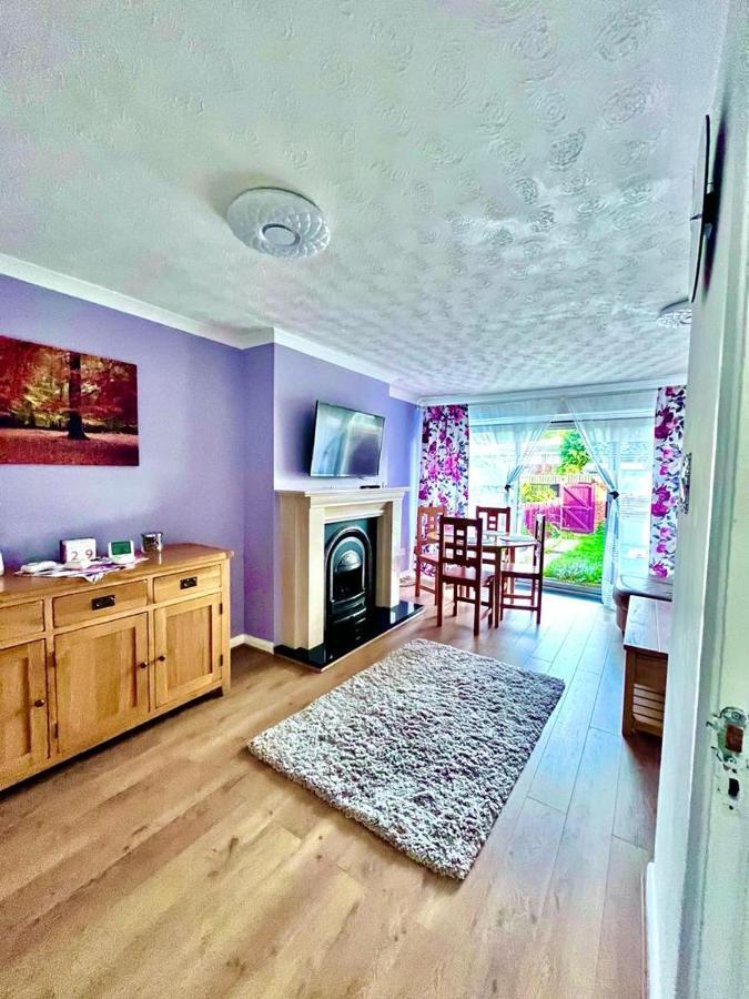 3 Bed House In Walsall, Perfect For Contractors & Leisure & Free Parking Exterior foto