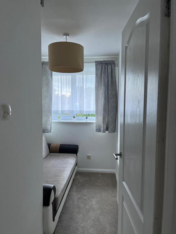 3 Bed House In Walsall, Perfect For Contractors & Leisure & Free Parking Exterior foto