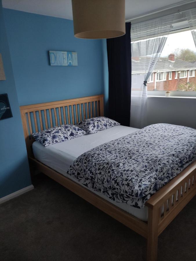 3 Bed House In Walsall, Perfect For Contractors & Leisure & Free Parking Exterior foto
